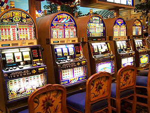 Slot-Machines haben auch in einem Präsenzcasino ihren Reiz, sind aber mittlerweile eine klassische Domäne des Online-Glücksspiels.