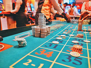 Online-Casinos boomen nach wie vor. Aber Präsenzcasinos haben auch ihren Reiz.