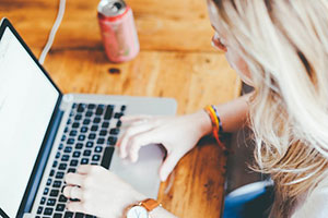 Eine Spielerin platziert Online-Wetten an einem Computer, symbolisiert die aufregende Welt des Online-Glücksspiels und die neuesten Trends in der Branche.